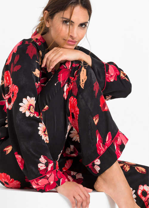 Černé dámské pyžamo s květinovým potiskem