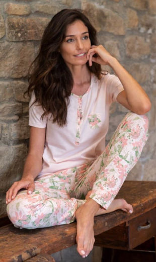 Luxusní dámské pyžamo s květinovým motivem