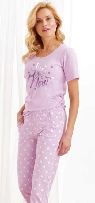 Dámské moderní pyžamo s nápisem ve světle fialové barvě