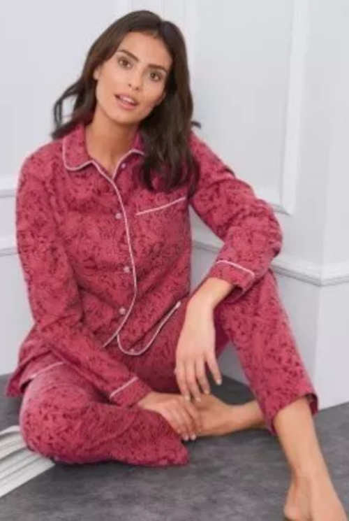 Fialové flanelové dámské kabátkové pyžamo se zapínáním na knoflíčky