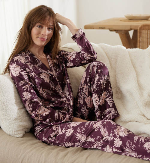 Fialové dámské pyžamo s květinovým potiskem